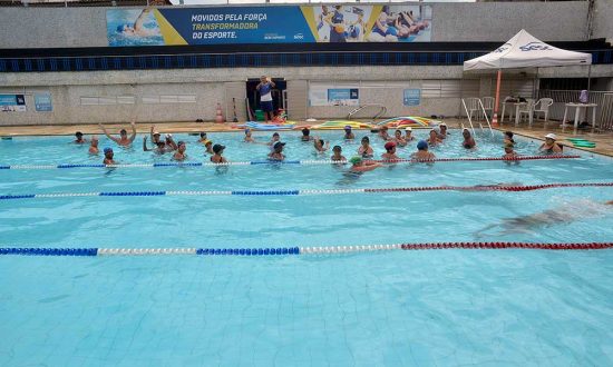 piscina atividade aquática Sesc São João de Meriti