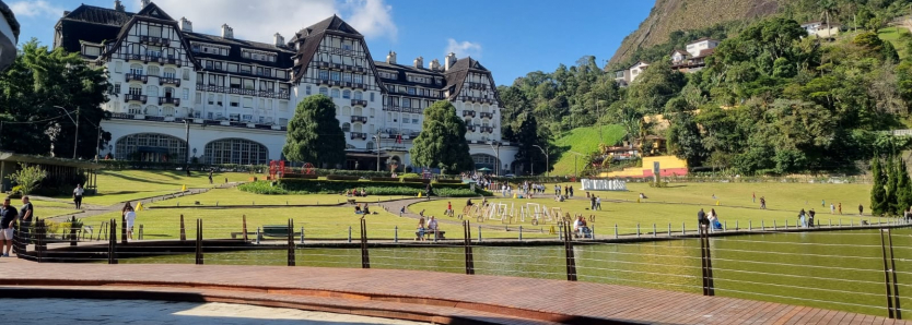 Lago Quitandinha em Petrópolis revitalizado, parte da ampliação do Centro Cultural Sesc Quitandinha com homenagens a Peter Brian Medawar.