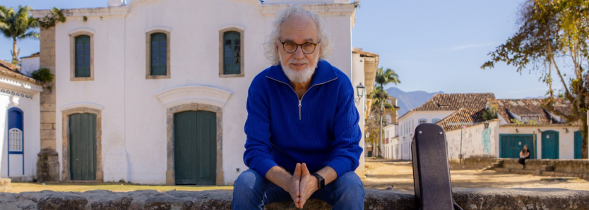 Renato Teixeira se apresentando em Paraty durante o evento Gastronomia do Mar, promovido pelo Sesc RJ.