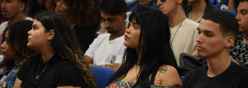 Jovens participam do Seminário Sesc+ Juventudes no auditório da Fecomércio RJ, debatendo temas como redes sociais, saúde mental e empregabilidade.