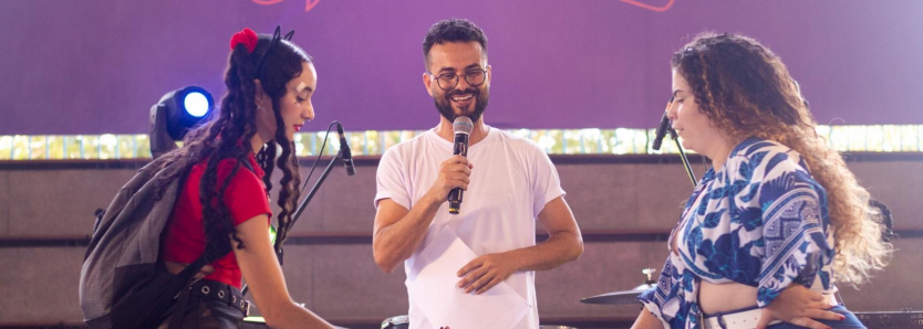 Participantes do Encontro Sesc Entrelinguagens em Três Rios interagem em quiz cultural, parte das atividades promovidas por alunos e educadores de línguas estrangeiras.