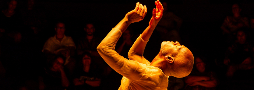 Performance de um dançarino representando o projeto O Corpo Negro-Indígena no Sesc RJ, destacando expressões culturais de artistas negros e indígenas.