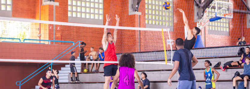 Participantes jogando vôlei durante as atividades. Semana Move 2024 no Sesc RJ.