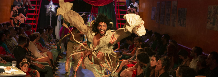 Artista performa em espetáculo do Palco Giratório, Sesc RJ.