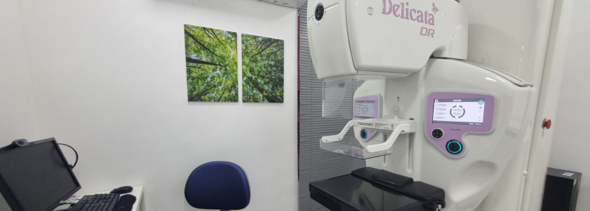 Equipamento de mamografia disponível no Sesc RJ para a campanha de exames gratuitos durante o Outubro Rosa.