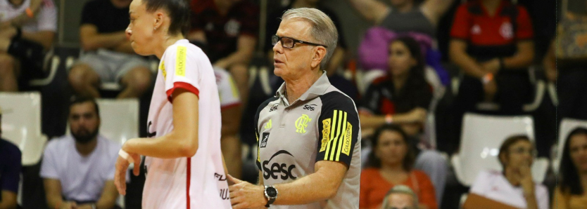 Técnico Bernardinho orienta jogadora do Sesc RJ Flamengo durante partida no Campeonato Carioca de Vôlei 2024.