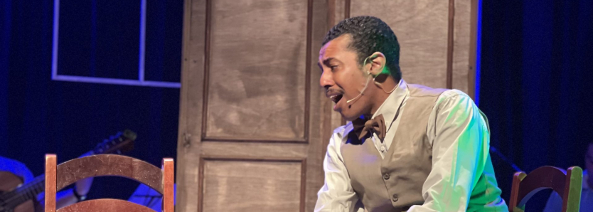 Cena do musical 'Só Lupicínio', com Milton Filho interpretando Lupicínio Rodrigues no palco do Sesc Quitandinha.