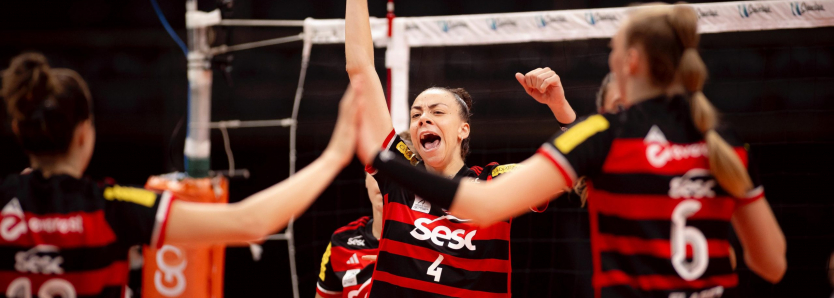 Jogadoras do Sesc RJ Flamengo comemoram ponto durante partida da Superliga Feminina.