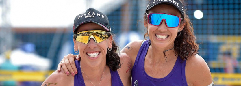 Talita e Taiana comemoram vitória em partida de vôlei de praia