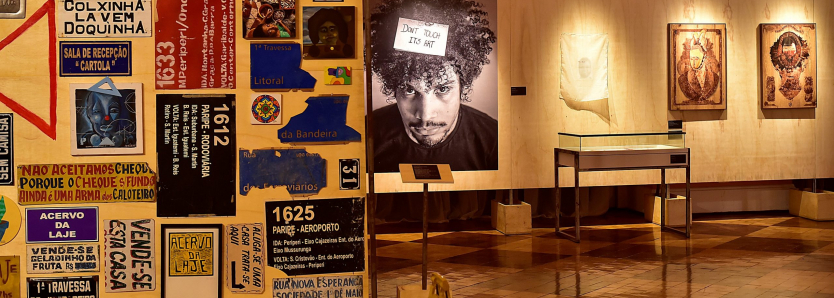 Vista da exposição Dos Brasis no Quitandinha, com obras e registros sobre a produção negra nacional.