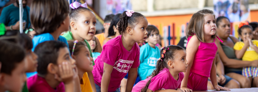Crianças, educadores e familiares participam de comemoração dos 10 anos da Escola Sesc RJ em Nova Iguaçu