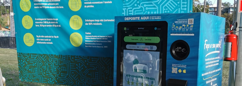 Retorna Machine do Sesc RJ instalada no Rainha do Mar, incentivando a reciclagem na Praia de Copacabana.