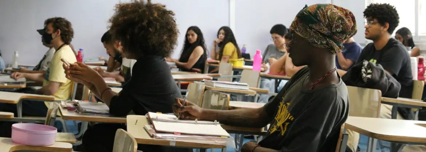 Turma do curso preparatório gratuito do Sesc RJ para mestrado e doutorado em sala de aula.