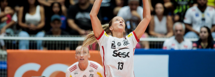 Atleta do Sesc RJ Flamengo levanta bola em jogo contra o Minas pela Superliga Feminina.