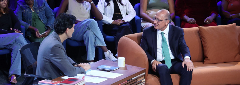 Geraldo Alckmin sendo entrevistado por Gabriel Chalita durante gravação no Sesc Copacabana
